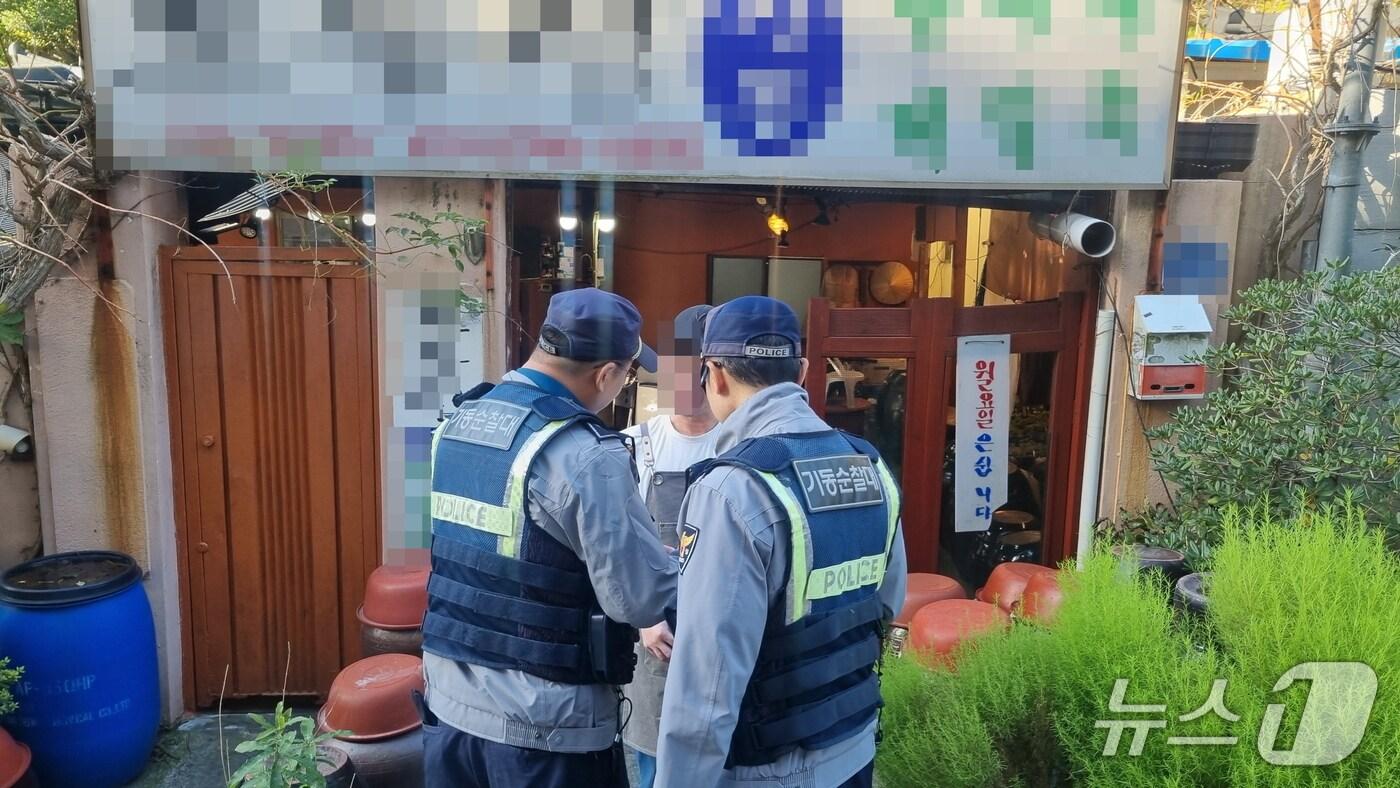 순찰 중인 경찰이 식당 업주로부터 질문을 받고 사기를 의심해 각종 현장 조처를 취하고 있다.&#40;부산경찰청 제공. 재판매 및 DB 금지&#41;
