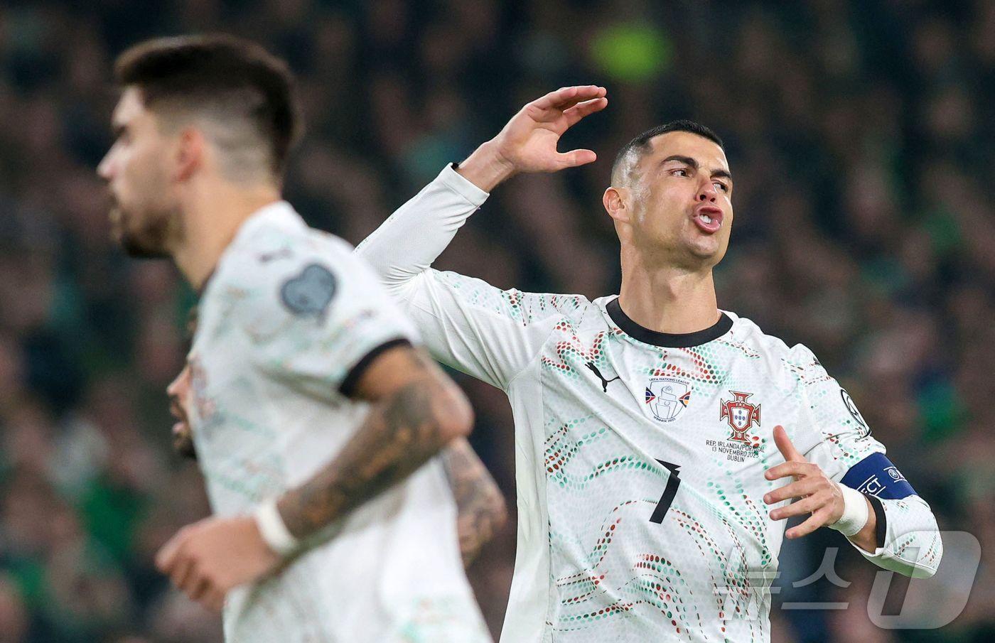 상대를 팔꿈치로 가격해 퇴장을 받은 호날두가 차질없이 내년 북중미 월드컵 무대를 밟게 된다.  ⓒ AFP=뉴스1