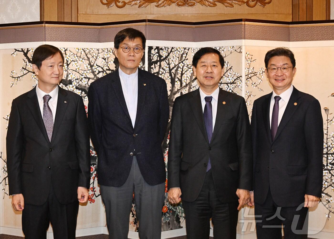 본문 이미지 - 14일 서울 종로구 정부서울청사에서 열린 시장상황점검회의 시작에 앞서 이찬진 금감원장(왼쪽부터), 이창용 한은총재, 구윤철 부총리, 이억원 금융위원장기념장이 기념 사진을 찍고 있다. (기획재정부 제공. 재판매 및 DB 금지) 2025.11.14/뉴스1