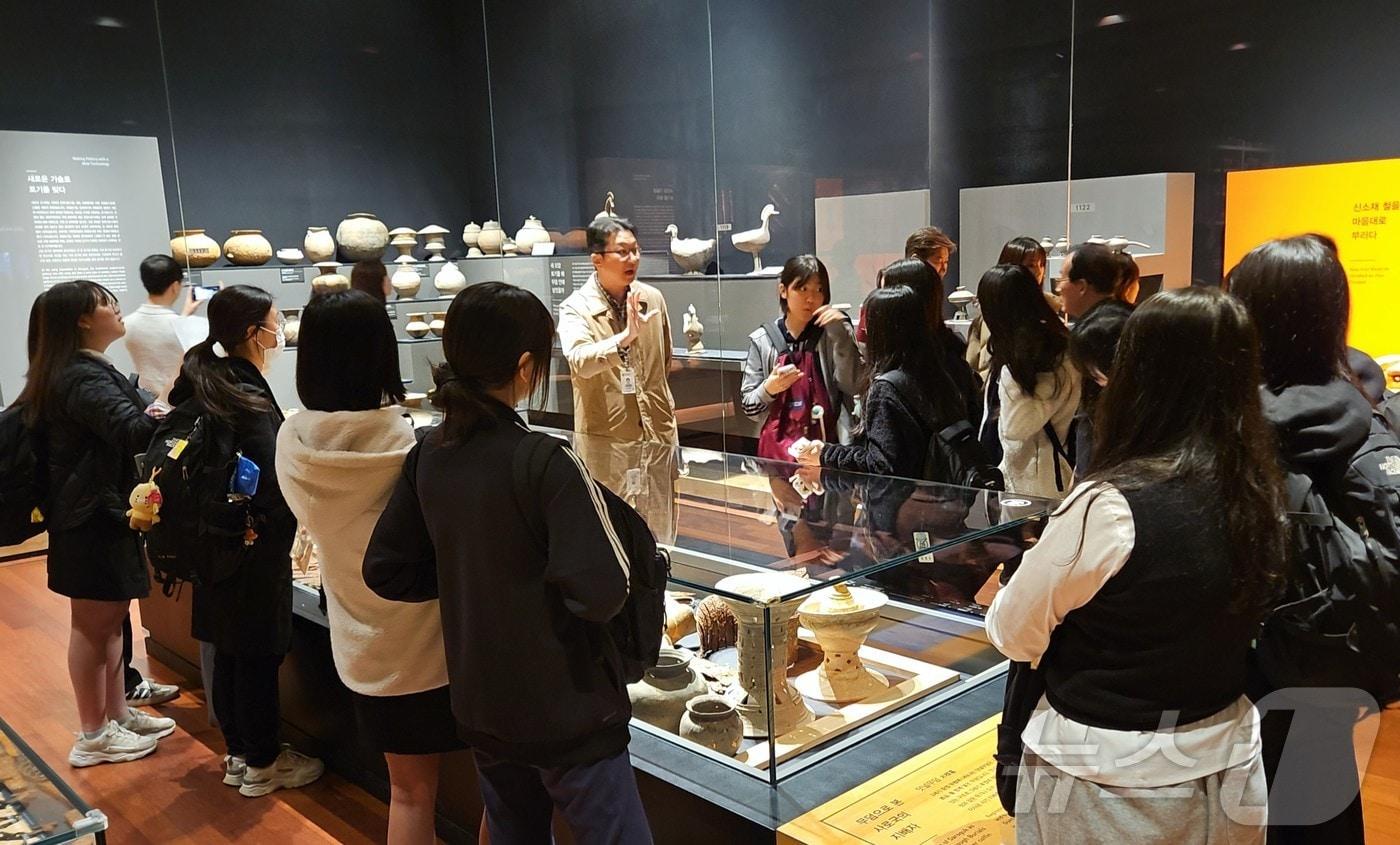 경주여자고등학교는 14일 APEC 정상회의 이후 높아진 신라문화 관심 속에 신라 금관과 신라 역사를 직접 배우는 탐구 프로그램을 운영했다.&#40;경주여고 제공. 재판매 및 DB금지&#41; /뉴스1