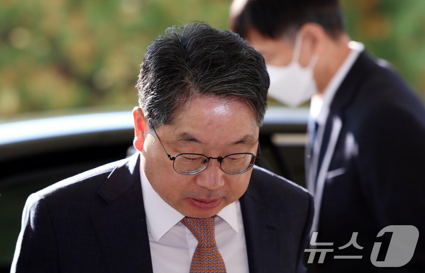 노만석 검찰총장 직무대행이 14일 오전 서울 서초구 대검찰청에서 열릴 퇴임식에 참석하기 위해 출근하고 있다. 2025.11.14/뉴스1 ⓒ News1 김명섭 기자