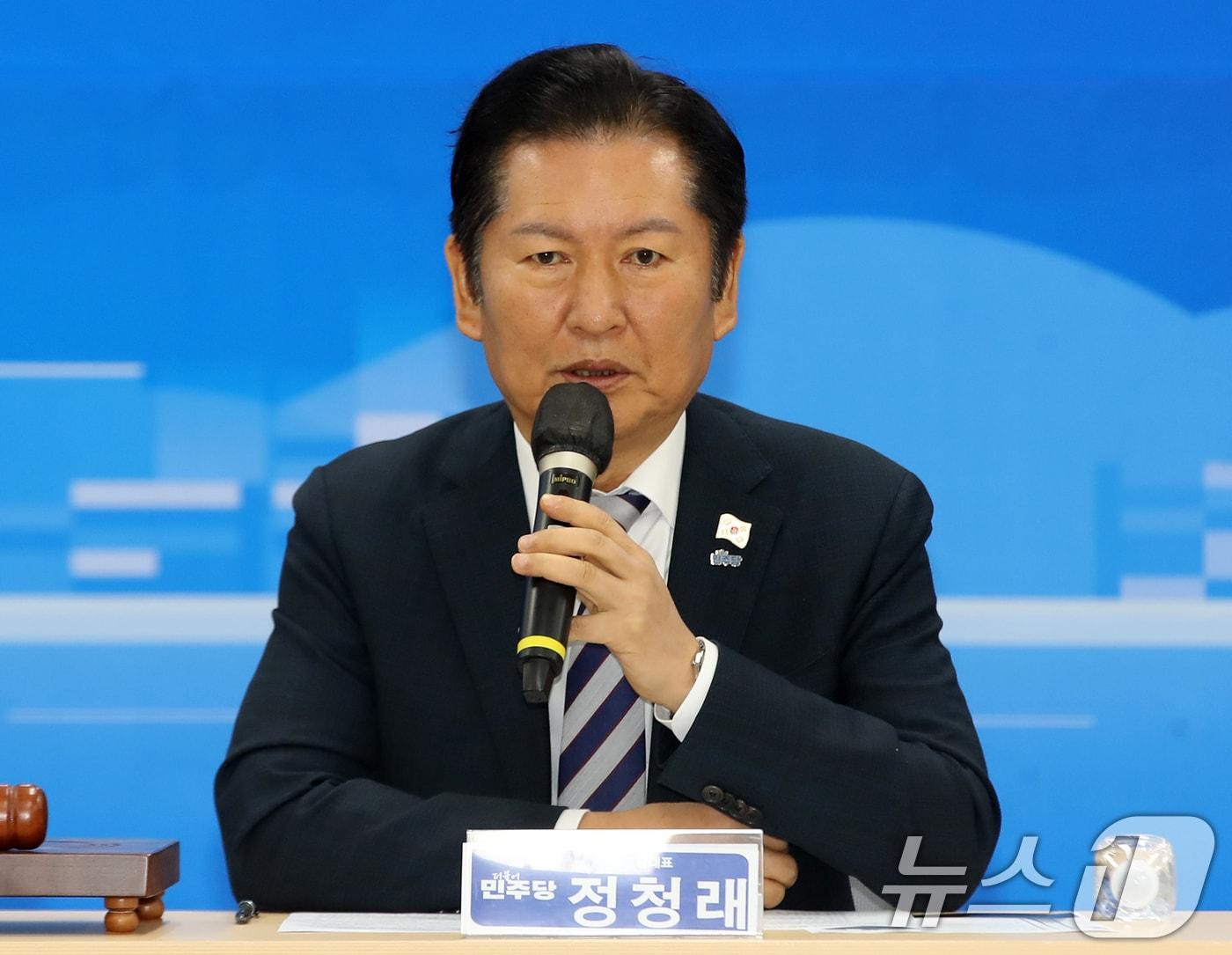 본문 이미지 - 정청래 더불어민주당 대표가 14일 오전 부산 동구 더불어민주당 부산시당 대회의실에서 열린 현장 최고위원회의에서 모두발언을 하고 있다. 2025.11.14/뉴스1 ⓒ News1 윤일지 기자