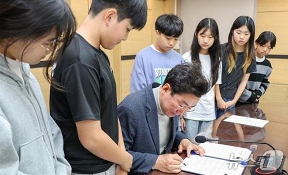 본문 이미지 - 강원 원주시가 오는 15~23일 국가보훈부 주관 &#39;UN 참전국 글로벌 아카데미&#39; 프로그램의 일환으로 네덜란드와 벨기에 등 6·25전쟁 참전국을 방문하는 샘마루초교 학생대표단을 통해 네덜란드 &#39;반 휘츠 연대&#39;&#40;Van Heutsz Regiment&#41; 예하의 &#39;원주&#40;WONJU&#41; 중대&#39;에 전쟁 당시 원주 재탈환 공로 등에 대한 감사의 인사를 전하기로 한 가운데, 원강수 원주시장이 지난 13일 시청에서 해당 중대에 보낼 친서를 마련해 학생들에게 맡겼다. &#40;원주시 제공. 재판매 및 DB금지&#41; 2025.11.14/뉴스1