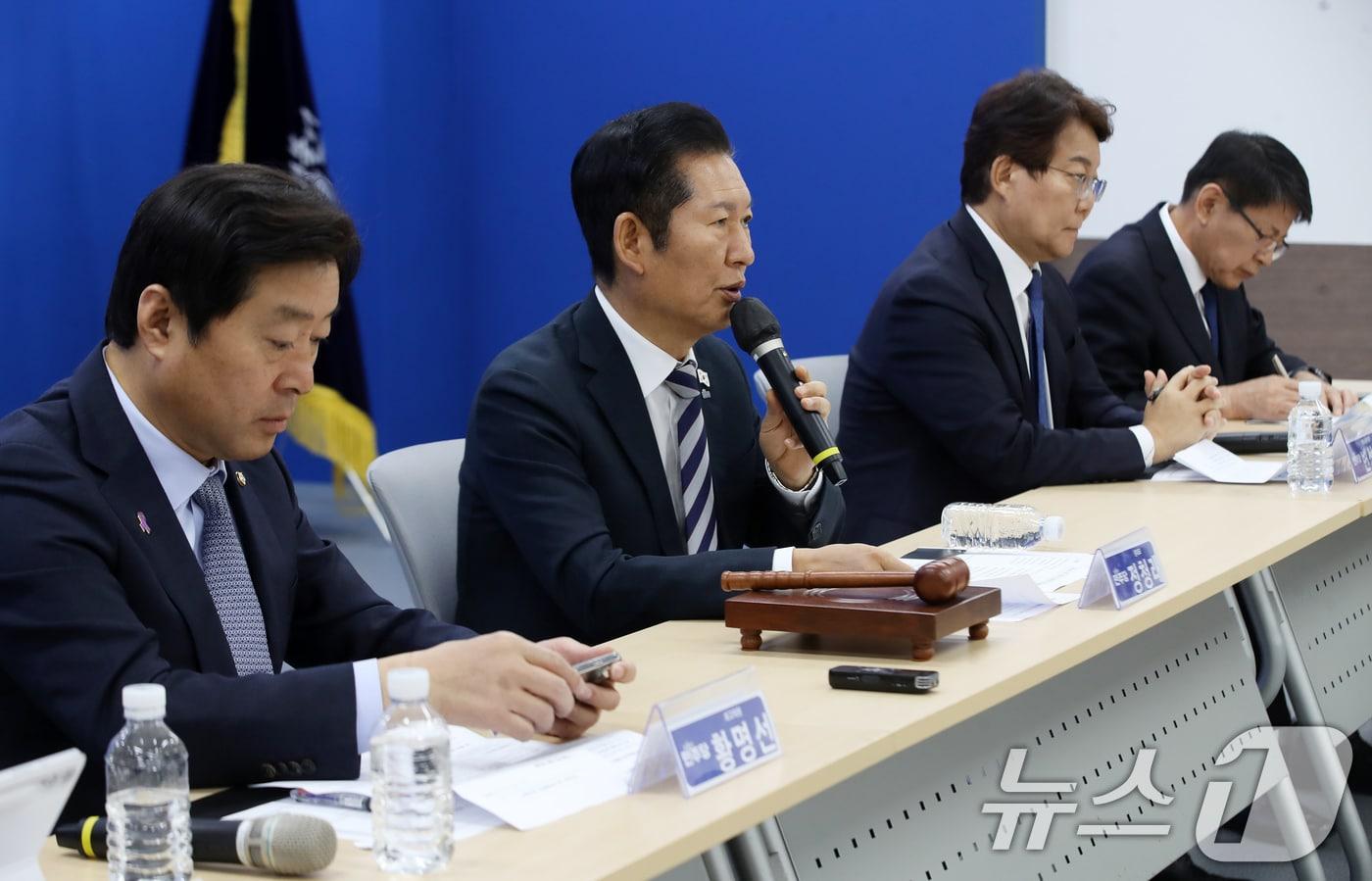 정청래 더불어민주당 대표가 14일 오전 부산 동구 더불어민주당 부산시당 대회의실에서 열린 현장 최고위원회의에서 모두발언을 하고 있다. 2025.11.14/뉴스1 ⓒ News1 윤일지 기자