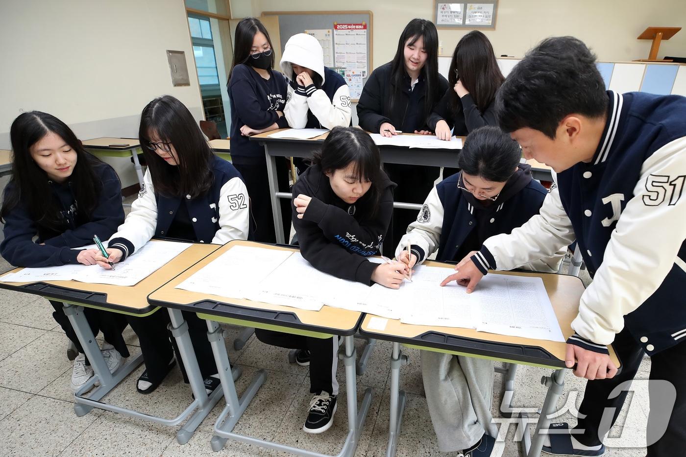 14일 오전 대구 수성구 정화여고에서 고3 수험생들이 담임교사와 함께 전날 치른 2026학년도 대학수학능력시험&#40;수능&#41; 가채점을 하고 있다. 2025.11.14/뉴스1 ⓒ News1 공정식 기자