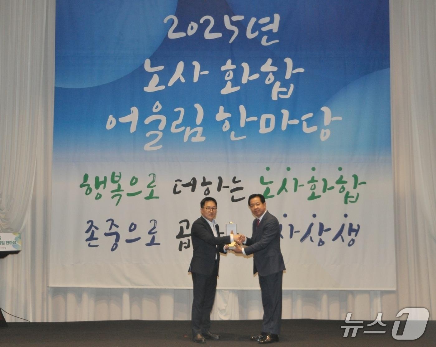 본문 이미지 - 한국도로교통공단 노동조합 명예조합원으로 위촉된 김희중 공단 이사장(사진 오른쪽).(한국도로교통공단 제공. 재판매 및 DB금지)/뉴스1