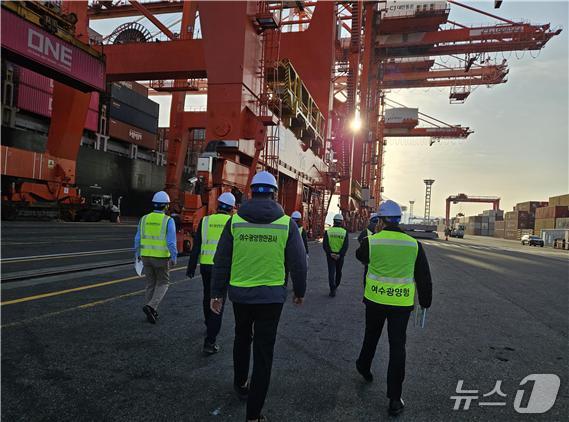 본문 이미지 - 항만 크레인 점검&#40;해양수산부 제공&#41;