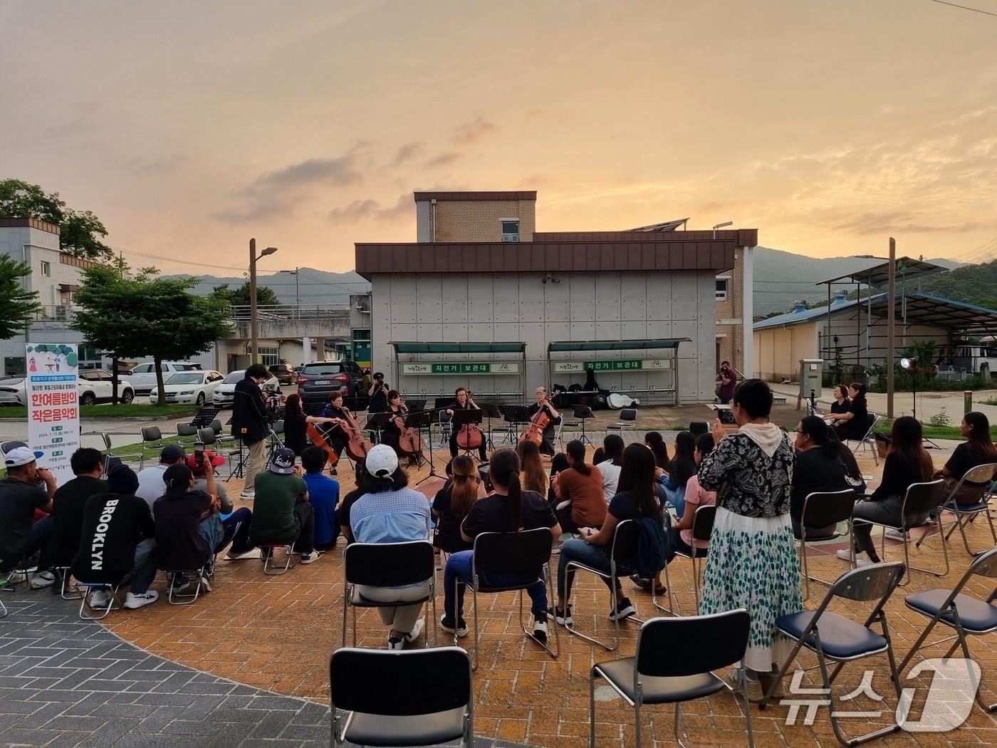 본문 이미지 - 거창군의 외국인 계절근로자를 위한 작은음악회&#40;거창군 제공. 재판매 및 DB금지&#41;