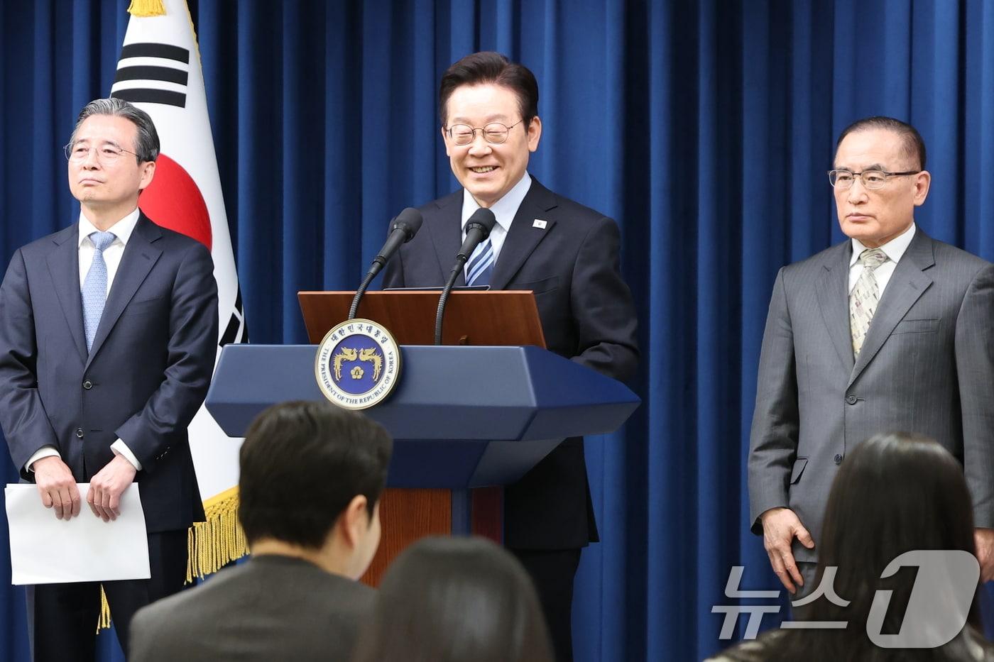 본문 이미지 - 이재명 대통령이 14일 서울 용산 대통령실 청사에서 한·미 팩트시트 타결 관련 발표를 하고 있다. 오른 쪽이 위성락 국가안보실장. 2025.11.14/뉴스1 ⓒ News1 허경 기자