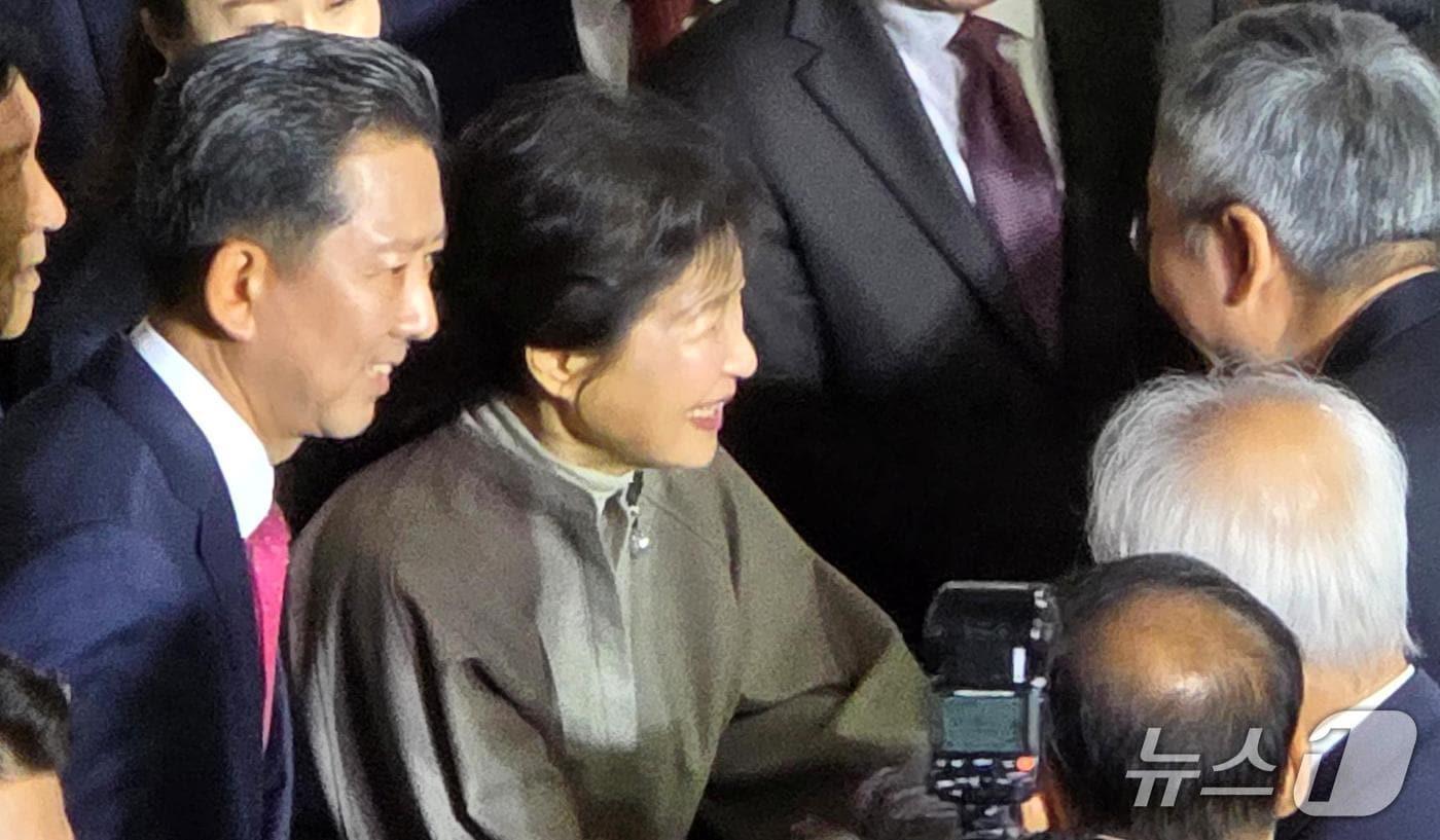 박근혜 전 대통령이 14일 박정희 대통령 탄신 108돌을 맞아 경북 구미복합스포츠센터에서 열린 문화행사에 참석해 지지자들과 인사를 나누고 있다. 2025.11.14/뉴스1