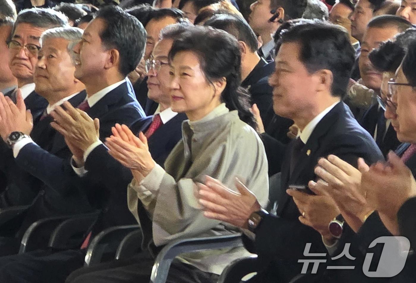 박근혜 전 대통령이 14일 박정희 전 대통령 탄신 108돌을 맞아 경북 구미시 구미복합스포츠센터에서 열린 문화행사에 참석해 박수치고 있다. 2025.11.14/뉴스1 ⓒ News1 정우용 기자