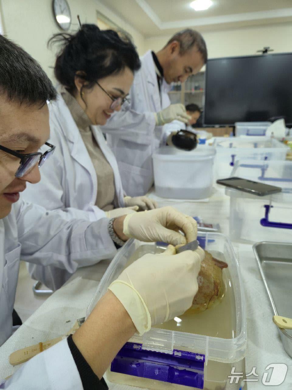 본문 이미지 - 카자흐스탄 보존과학자 - 사마르칸트 고고학연구소 보존과학자 보존처리 실습 수업