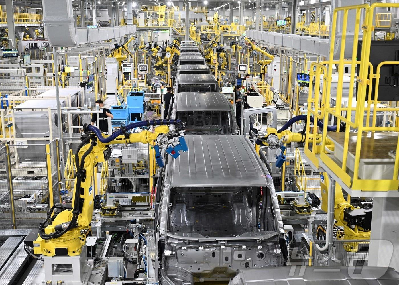 본문 이미지 - 기아가 지난달 14일 경기도 화성시 우정읍에 위치한 오토랜드 화성에서 ‘EVO Plant East’ 준공식 및 ‘EVO Plant West’ 기공식을 개최했다. 사진은 무인운반차량&#40;AGV&#41;이 PV5 차체를 운반하는 모습. &#40;자료사진. 현대차·기아 제공. 재판매 및 DB 금지&#41; 2025.11.14/뉴스1