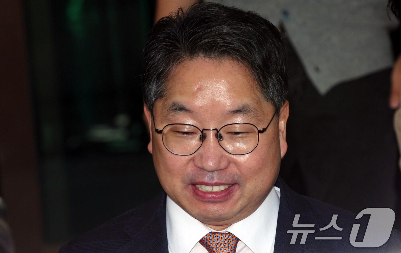 본문 이미지 - 노만석 검찰총장 직무대행이 14일 오전 서울 서초동 대검찰청에서 열린 비공개 퇴임식을 마치고 청사를 나서고 있다. ⓒ News1 김명섭 기자