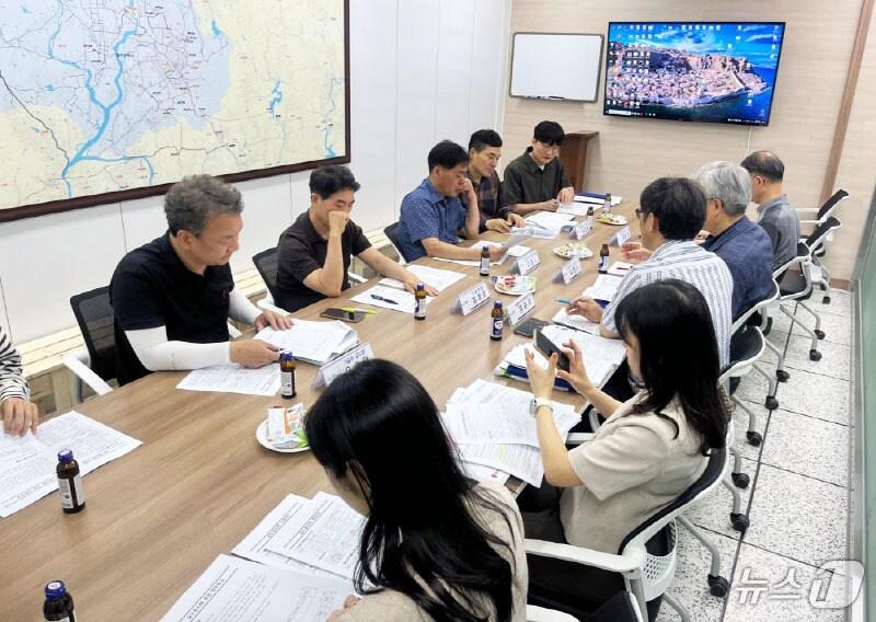 본문 이미지 - 광주시 상수도사업본부가 &#39;상수도 원인자부담금 부과처분 무효확인 소송&#39; 대응 회의를 열고 있다.&#40;광주시 제공. 재판매 및 DB 금지&#41; 