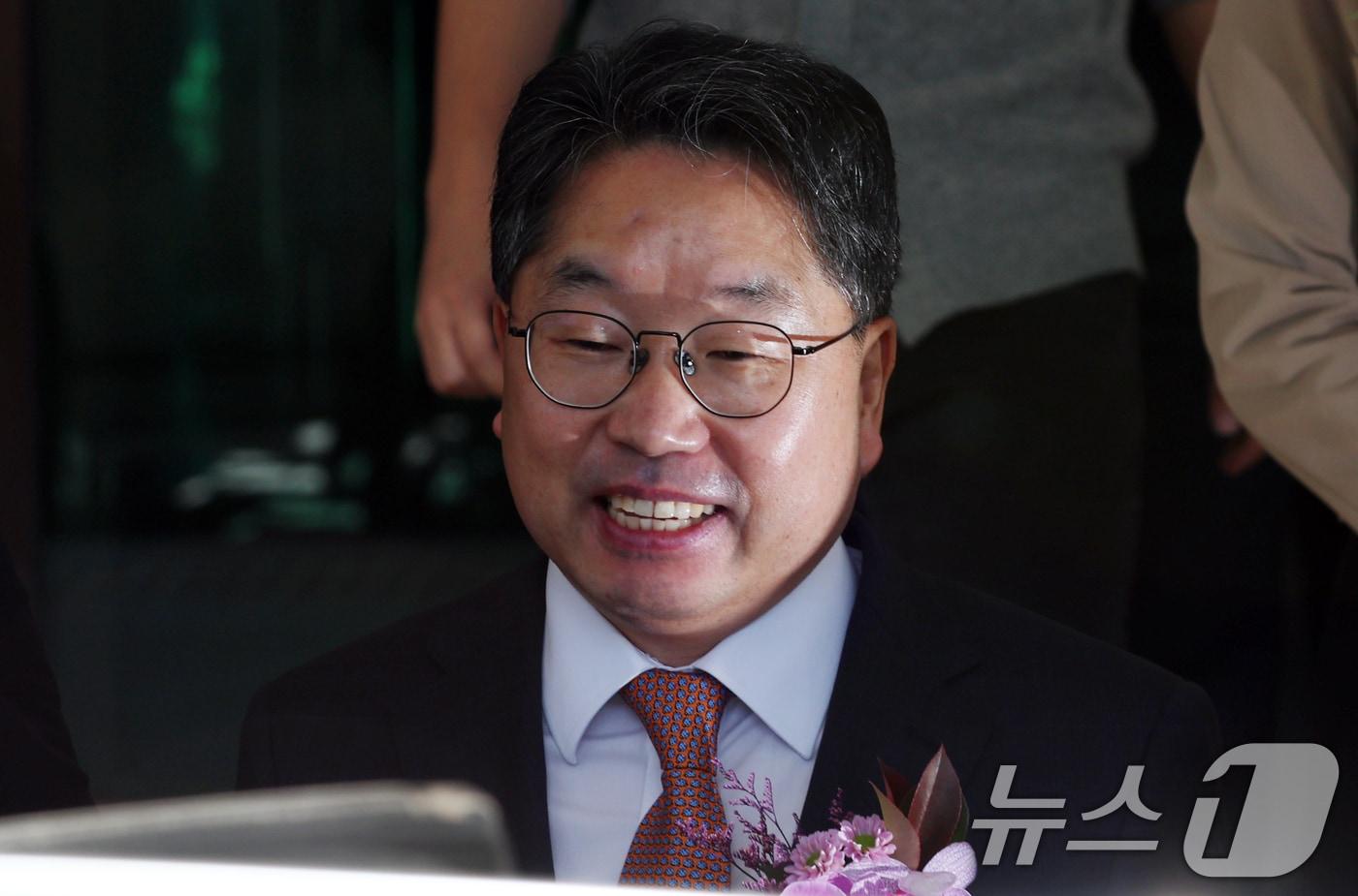 노만석 검찰총장 직무대행이 14일 오전 서울 서초동 대검찰청에서 열린 비공개 퇴임식을 마치고 청사를 나서고 있다. 2025.11.14/뉴스1 ⓒ News1 김명섭 기자