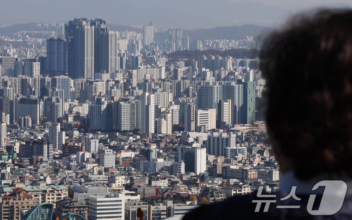 14일 서울 중구 남산에서 바라본 도심에 아파트 단지가 보이고 있다. 서울 아파트 거래량이 지난달 대비 10분의 1 수준으로 급감한 것으로 나타났다. 이는 토지거래허가구역 지정과 정부의 10·15 부동산 대책으로 인해 매매심리가 크게 준 것으로 풀이되고 있다. 2025.11.14/뉴스1 ⓒ News1 장수영 기자