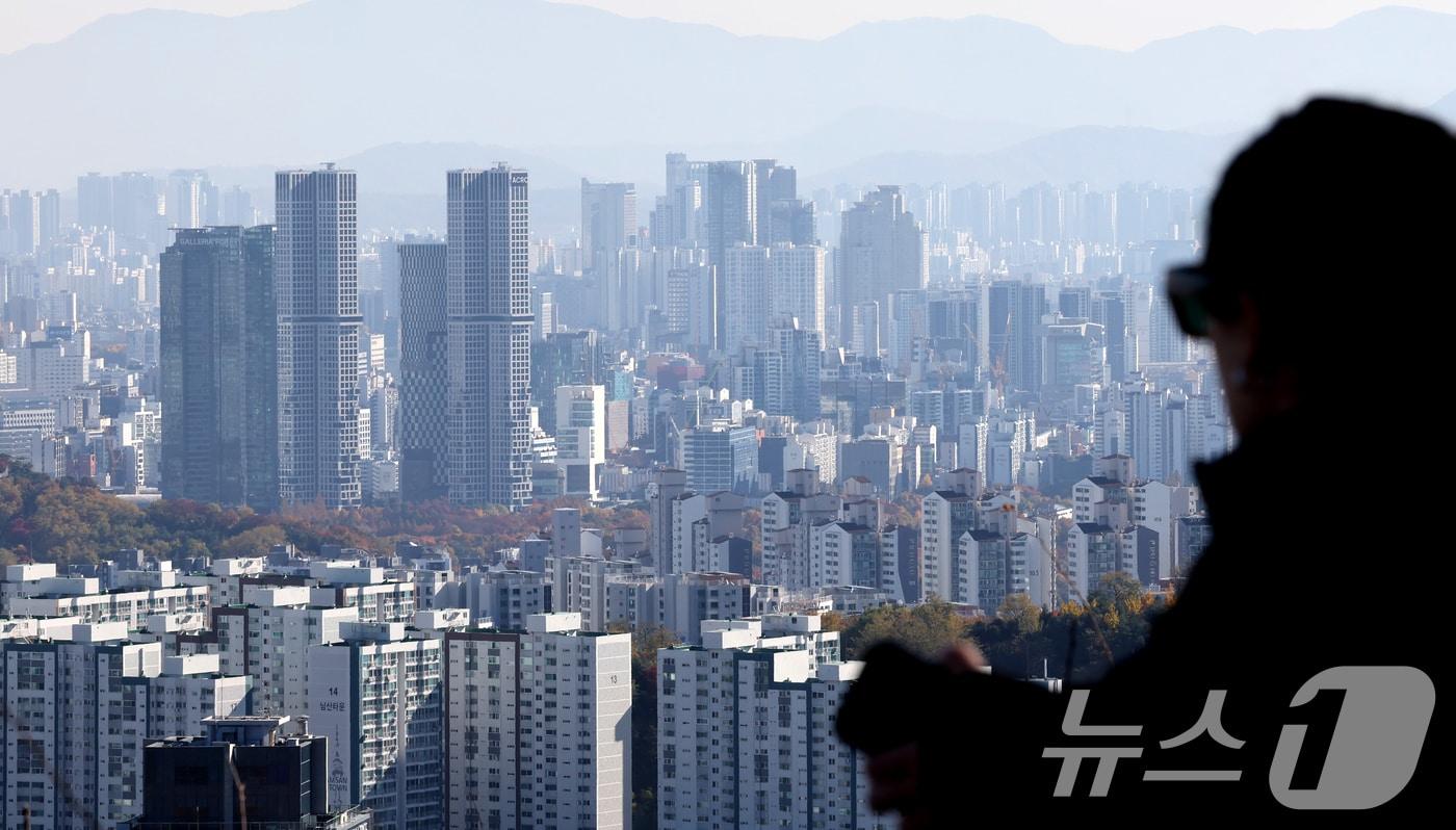 14일 서울 중구 남산에서 바라본 도심에 아파트 단지가 보이고 있다. 서울 아파트 거래량이 지난달 대비 10분의 1 수준으로 급감한 것으로 나타났다. 이는 토지거래허가구역 지정과 정부의 10·15 부동산 대책으로 인해 매매심리가 크게 준 것으로 풀이되고 있다. 2025.11.14/뉴스1 ⓒ News1 장수영 기자