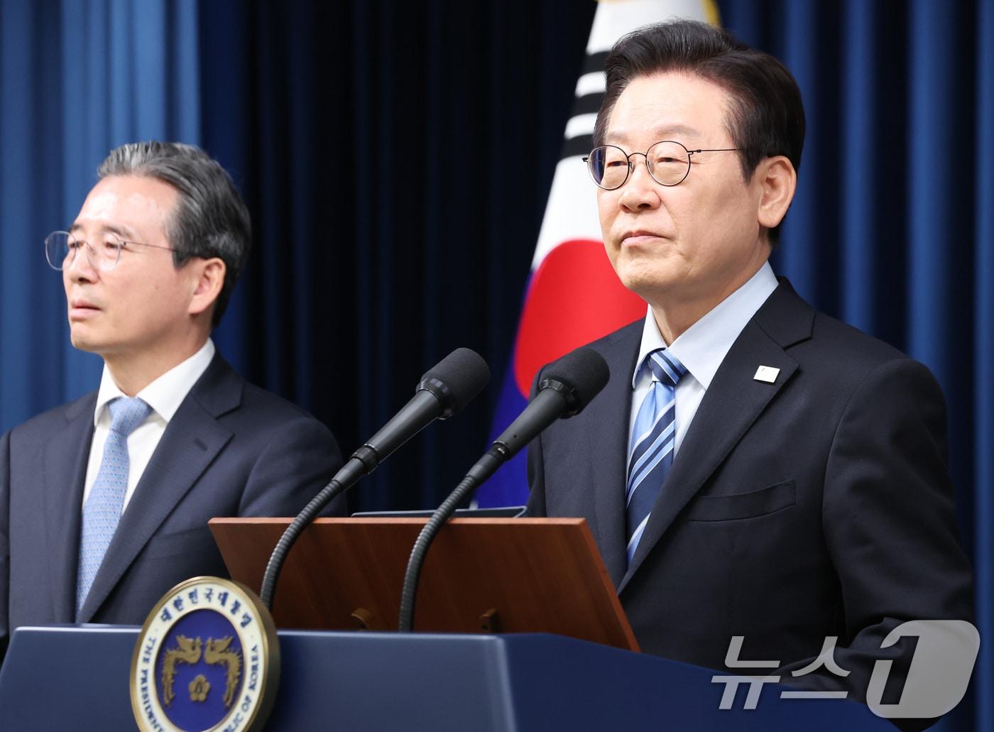 본문 이미지 - 이재명 대통령이 14일 서울 용산 대통령실 청사에서 한·미 팩트시트 타결 결과를 발표한 뒤 기자들의 질문을 경청하고 있다. 2025.11.14/뉴스1 ⓒ News1 허경 기자