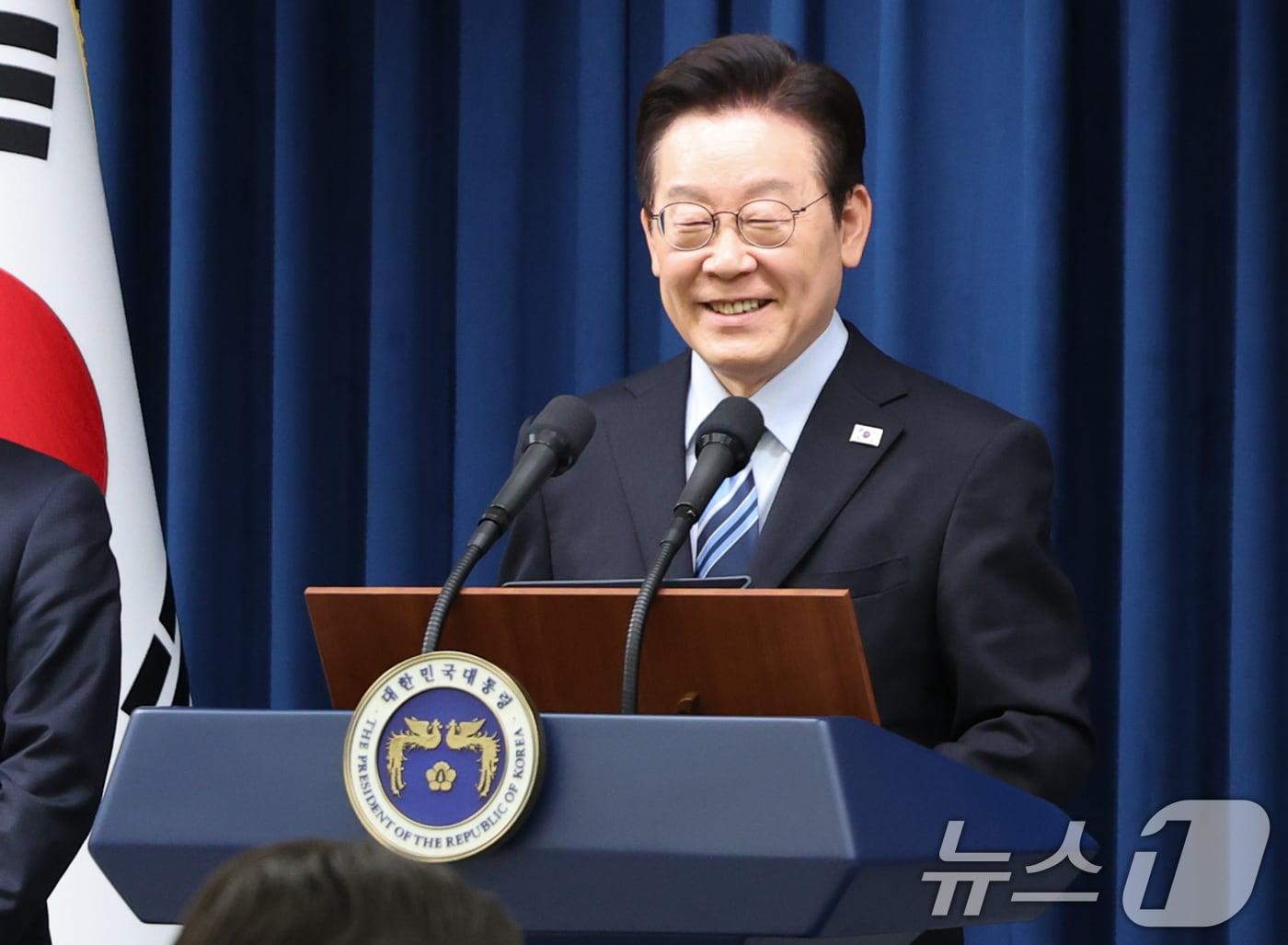 본문 이미지 - 이재명 대통령이 14일 서울 용산 대통령실 청사에서 한·미 팩트시트 타결 결과를 발표한 뒤 기자들의 질문에 답변하고 있다. 2025.11.14/뉴스1 ⓒ News1 허경 기자