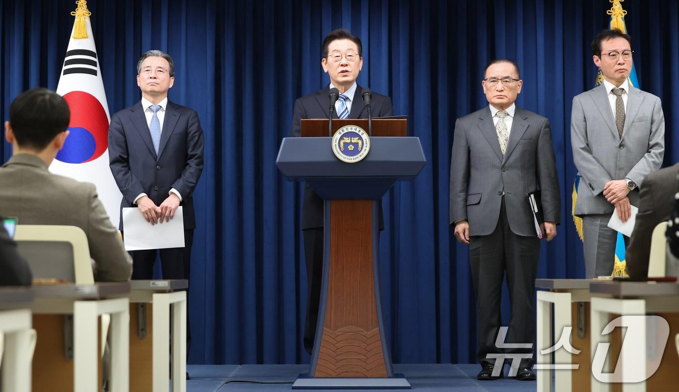 이재명 대통령이 14일 서울 용산 대통령실 청사에서 한·미 팩트시트 타결 결과를 발표하고 있다. 왼쪽부터 김용범 정책실장, 이 대통령, 위성락 국가안보실장, 이규연 홍보소통수석. 2025.11.14/뉴스1 ⓒ News1 허경 기자