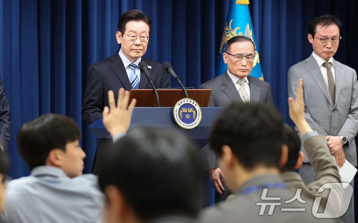 이재명 대통령이 14일 서울 용산 대통령실 청사에서 한·미 팩트시트 타결 결과를 발표한 뒤 기자들의 질문을 받고 있다. 2025.11.14/뉴스1 ⓒ News1 허경 기자