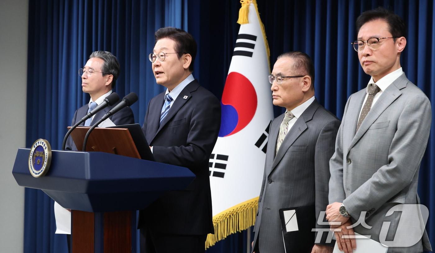 이재명 대통령이 14일 서울 용산 대통령실 청사에서 한·미 팩트시트 타결 결과를 발표하고 있다. 왼쪽부터 김용범 정책실장, 이 대통령, 위성락 국가안보실장, 이규연 홍보소통수석. 2025.11.14/뉴스1 ⓒ News1 허경 기자