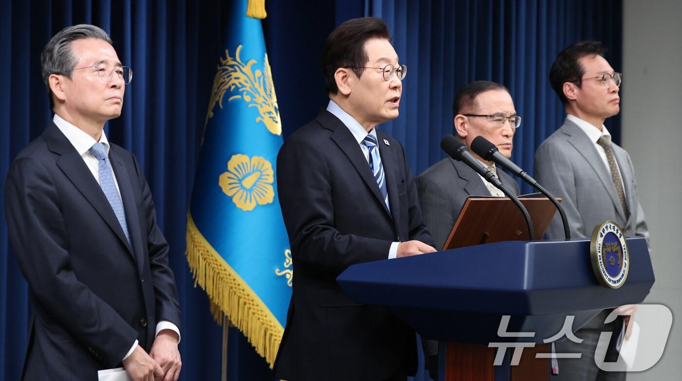 이재명 대통령이 14일 서울 용산 대통령실 청사에서 한·미 팩트시트 타결 결과를 발표하고 있다. 왼쪽부터 김용범 정책실장, 이 대통령, 위성락 국가안보실장, 이규연 홍보소통수석. 2025.11.14/뉴스1 ⓒ News1 허경 기자