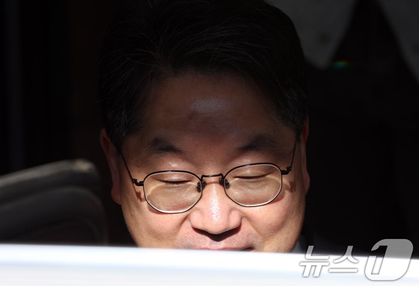 노만석 검찰총장 직무대행이 서울 서초동 대검찰청에서 열린 비공개 퇴임식을 마치고 청사를 나서고 있다. 2025.11.14/뉴스1 ⓒ News1 김명섭 기자