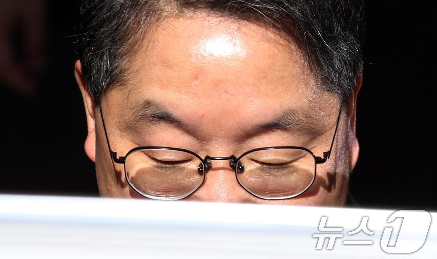 노만석 검찰총장 직무대행이 14일 오전 서울 서초동 대검찰청에서 열린 비공개 퇴임식을 마치고 청사를 나서고 있다. 2025.11.14/뉴스1 ⓒ News1 김명섭 기자