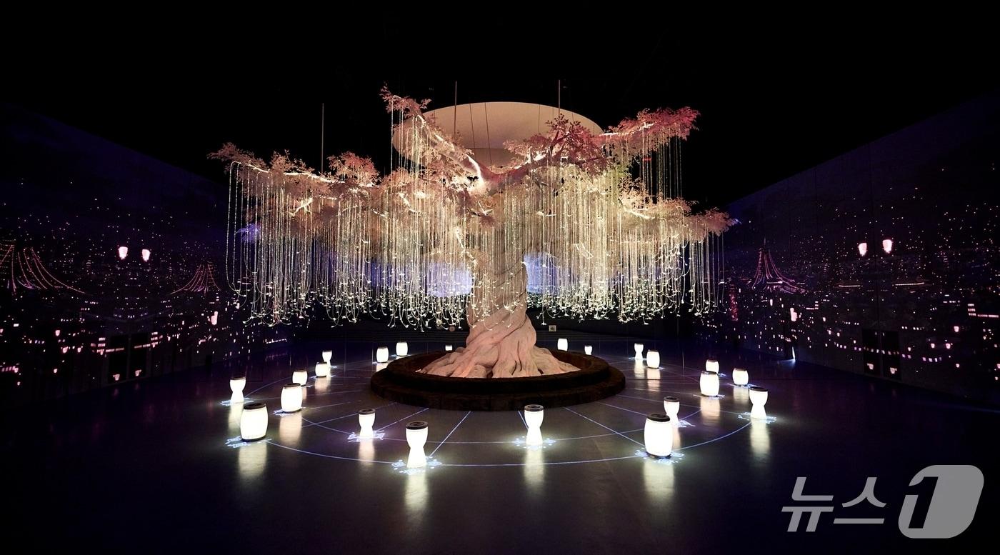 경주에서 문을 연 몰입형 미디어아트 전시관 '플래시백: 계림' 모습(덱스터스튜디오 제공)