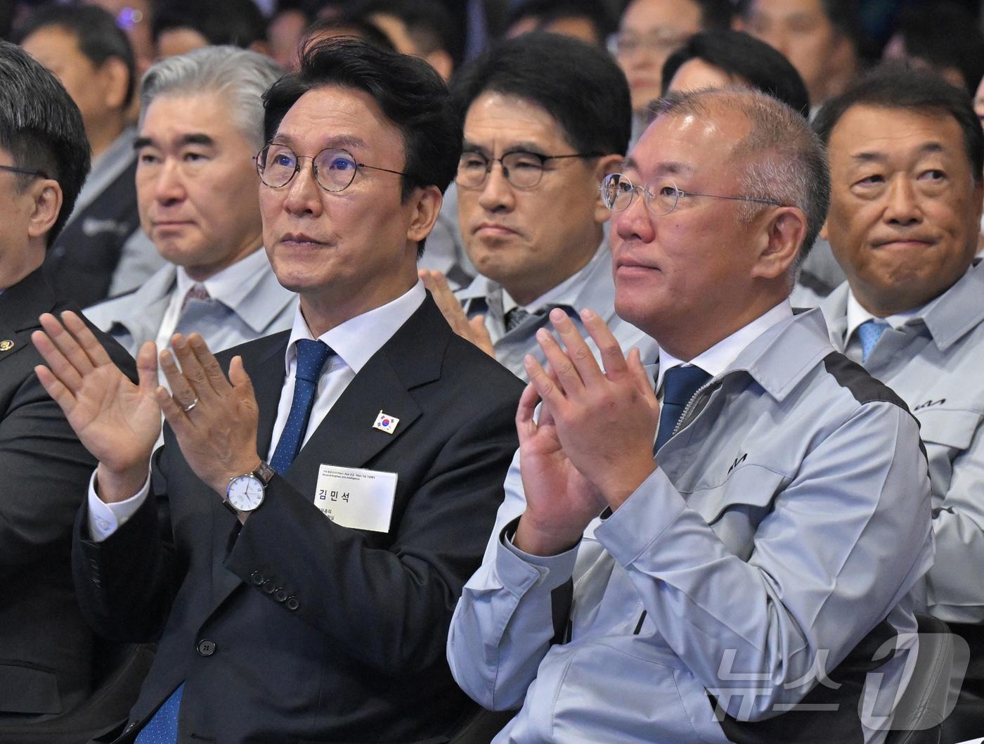 본문 이미지 - 김민석 국무총리와 정의선 현대차그룹 회장이 14일 오전 경기도 화성에서 열린 기아 화성 EVO 플랜트 East준공식 및 West기공식에서 박수치고 있다. 2025.11.14/뉴스1 ⓒ News1 청사사진기자단