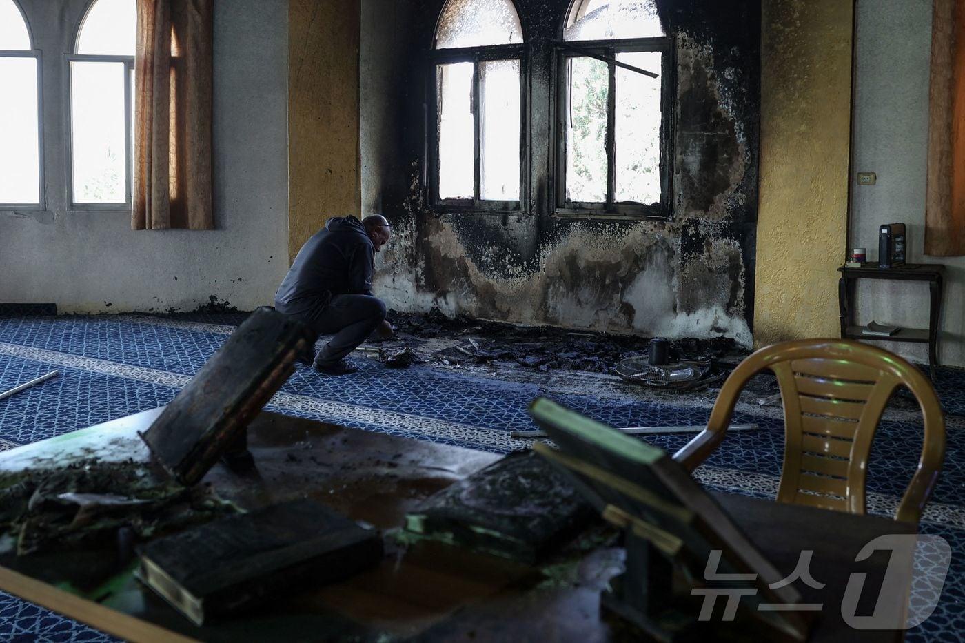 13일(현지시간) 이스라엘이 점령중인 서안지구 북부 디르 이스티야 마을 인근 하지 하마다 모스크 내부가 이스라엘 정착민들의 방화로 인해 불에 그을린 모습. 2025.11.13 ⓒ AFP=뉴스1 ⓒ News1 김지완 기자