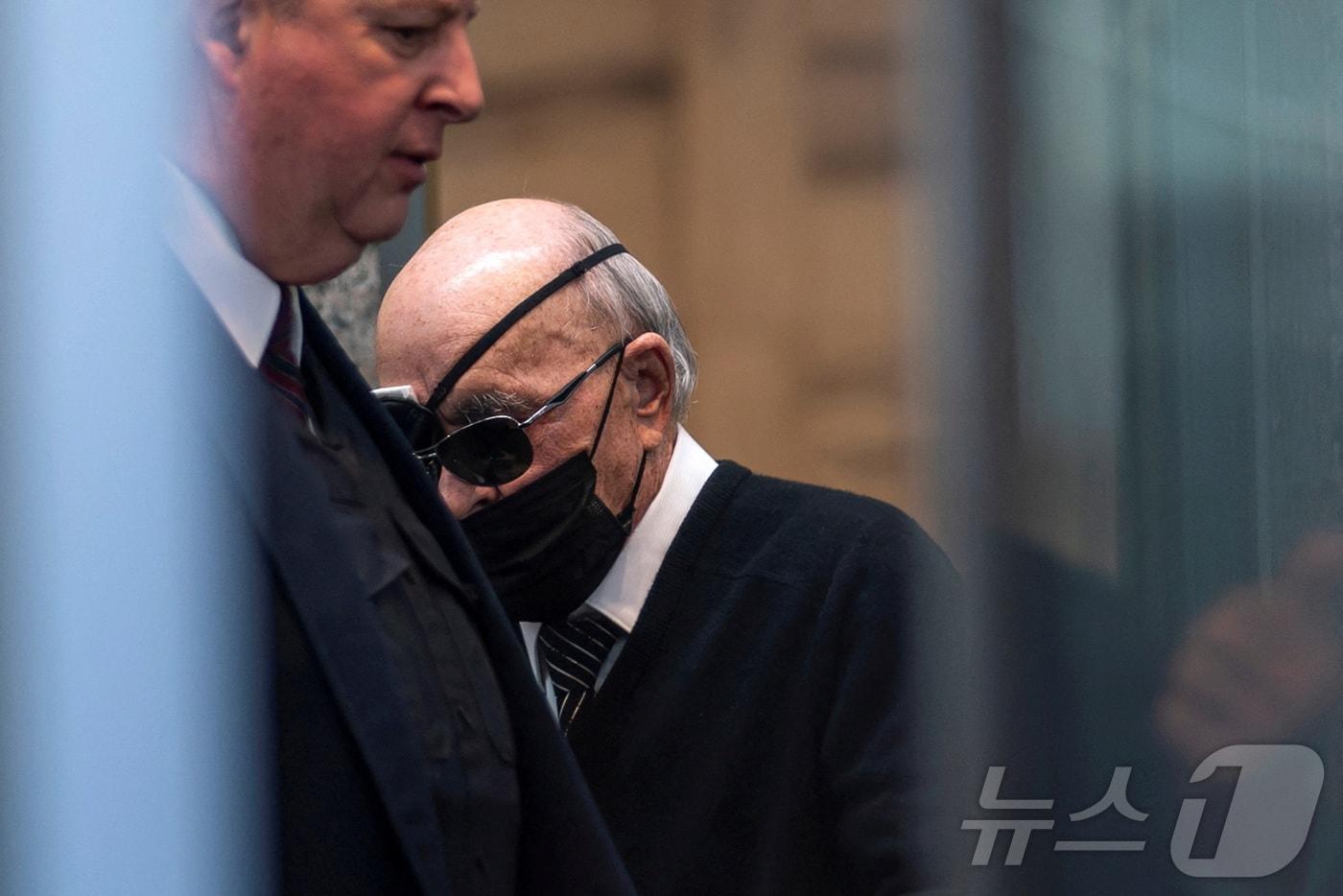 영국의 억만장자 조 루이스가 2024년 4월 4일&#40;현지시간&#41; 미국 뉴욕 맨해튼에 위치한 연방법원에 도착하고 있다. 루이스는 토트넘 홋스퍼 축구클럽의 지분을 보유한 가족 신탁의 실질적 소유주이며, 같은 해 1월 내부자 거래 혐의에 대해 유죄를 인정한 뒤 이날 뉴욕 법원에서 선고를 받기 위해 출석했다.&lt;자료 사진&gt; 2024.04.04. ⓒ 로이터=뉴스1