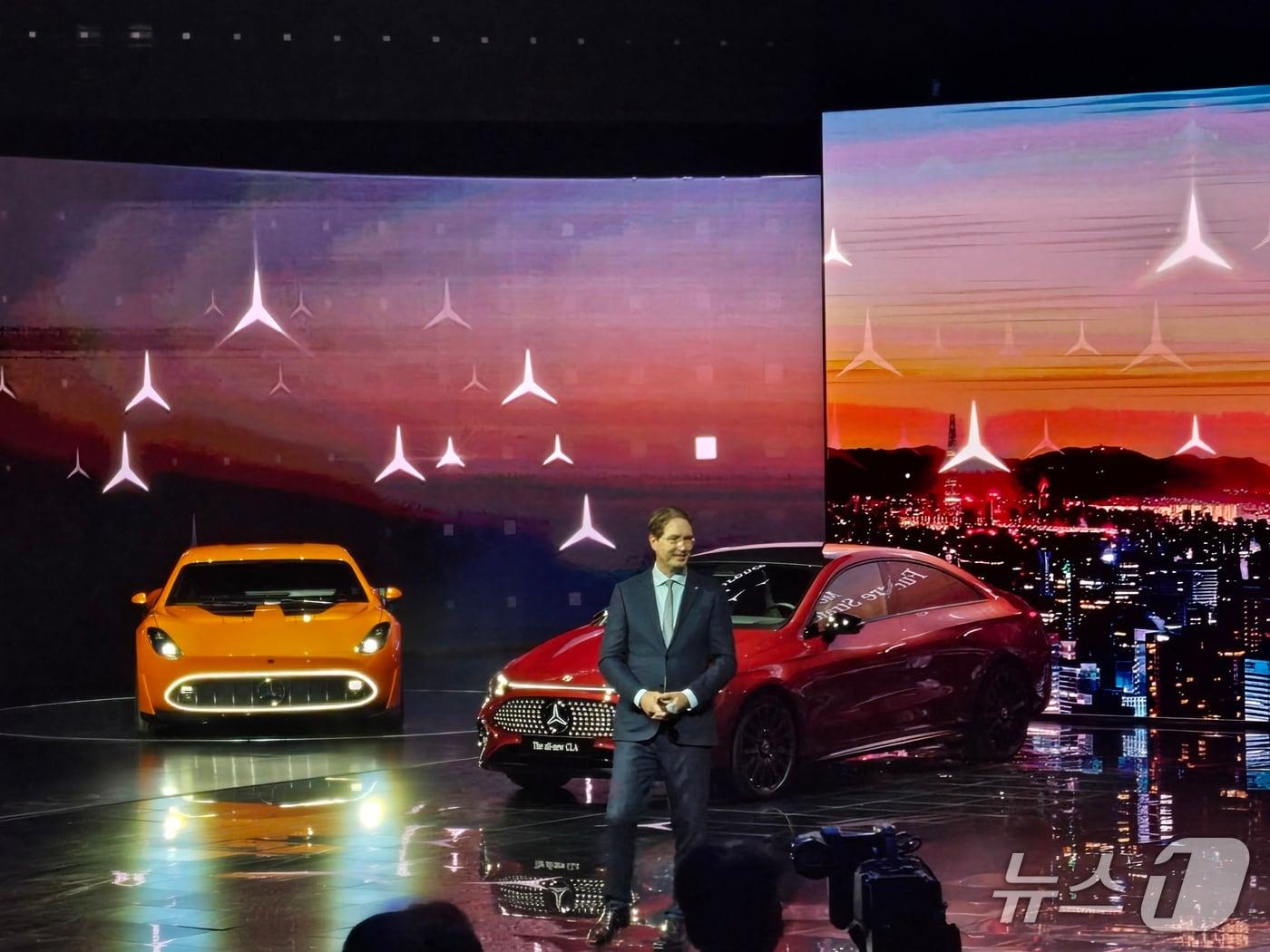 본문 이미지 - 올라 칼레니우스 메르세데스-벤츠 그룹 회장이 14일 인천 파라다이스시티에서 열린 &#39;벤츠 미래 전략 간담회&#39;에서 벤츠의 미래 전략에 대해 발표하고 있다. 2025.11.14/뉴스1 김성식 기자