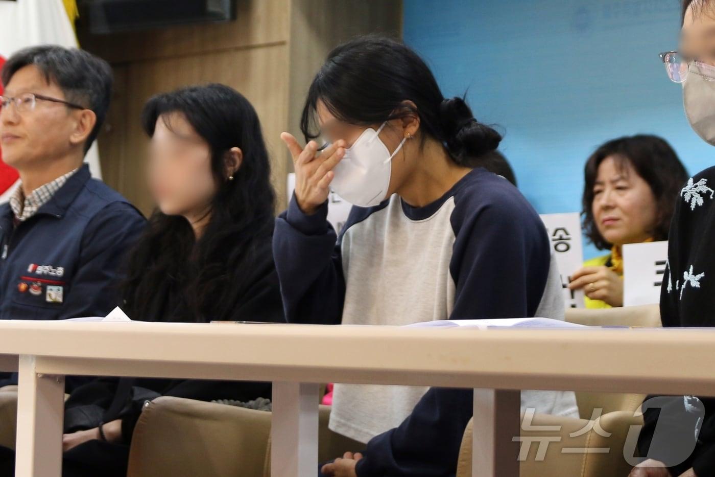 본문 이미지 - 14일 제주도의회 도민카페에서 지난 10일 사망한 쿠팡 기사 고(故) 오승용 씨(향년 33세)의 배우자가 눈물을 흘리고 있다. 이날 유족은 "이번 사고는 과로노동으로 내몬 쿠팡의 잘못이다. 쿠팡은 제대로 사과하고 대책을 마련해달라＂고 요구했다.2025.11.14/뉴스1 ⓒ News1 홍수영 기자