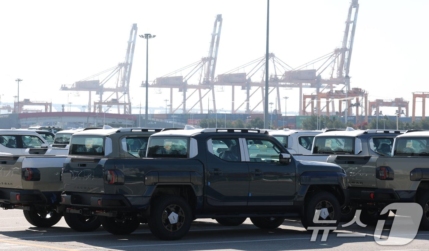 한미 양국이 14일 통상·안보 협상의 결과물인 &#39;조인트 팩트시트&#39;&#40;공동 설명자료&#41;를 발표했다. 미국이 공개한 한미 정상회담 조인트 팩트시트에 따르면 미국은 한국산 자동차와 자동차 부품 등에 대해 관세를 15% 인하한다고 명시했다. 사진은 이날 경기 평택시 포승읍 평택항에 수출용 차량이 세워져 있는 모습. 2025.11.14/뉴스1 ⓒ News1 김영운 기자