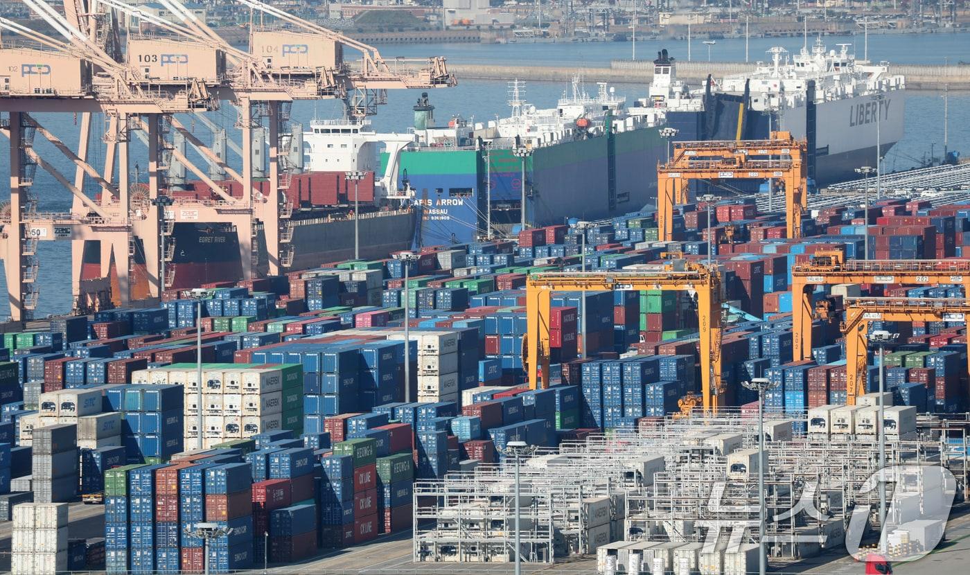 경기 평택시 포승읍 평택항에 수출용 컨테이너들이 쌓여있는 모습. 2025.11.14/뉴스1 ⓒ News1 김영운 기자