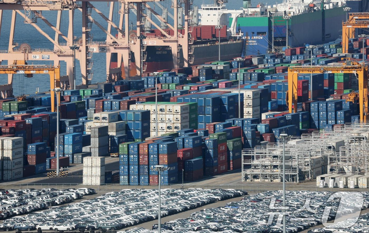 한미 양국이 14일 통상·안보 협상의 결과물인 &#39;조인트 팩트시트&#39;&#40;공동 설명자료&#41;를 발표했다. 미국이 공개한 한미 정상회담 조인트 팩트시트에 따르면 미국은 한국산 자동차와 자동차 부품 등에 대해 관세를 15% 인하한다고 명시했다. 사진은 이날 경기 평택시 포승읍 평택항에 수출용 컨테이너들이 쌓여있는 모습. 2025.11.14/뉴스1 ⓒ News1 김영운 기자