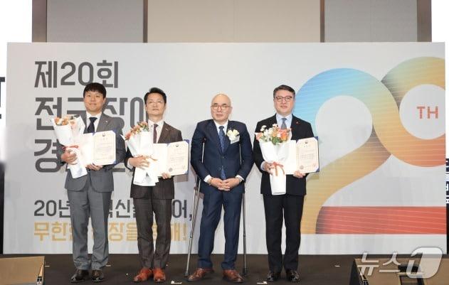 본문 이미지 - 박마루 장애인기업종합지원센터 이사장, 남부명 국민건강보험공단 안전경영실장 등 관계자들이 13일 서울 강서구 코엑스 마곡에서 열린 2025년 제20회 전국장애경제인 대회에서 기념 촬영을 하고 있다(국민건강보험공단 제공)