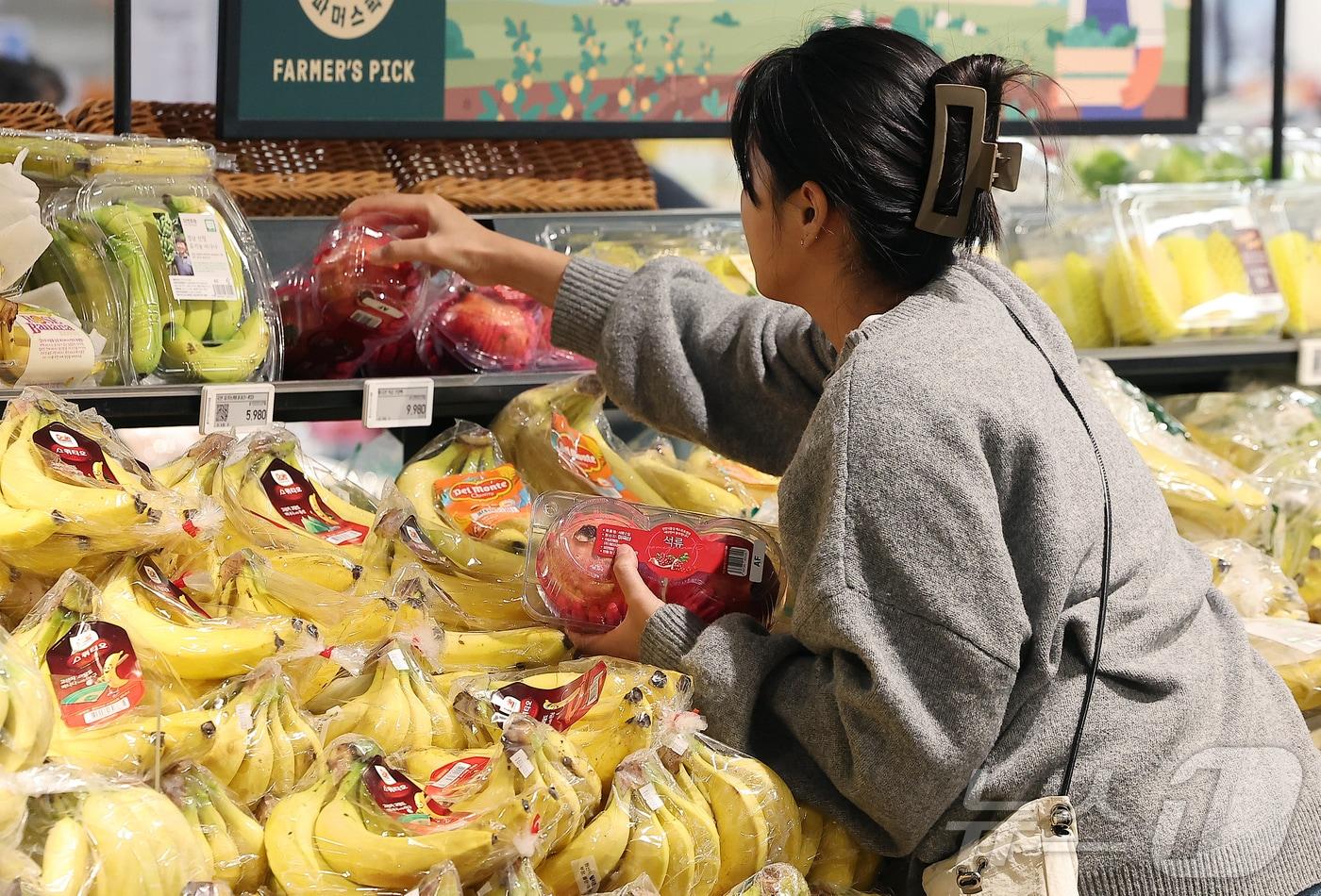서울 시내 한 대형마트에서 한 시민이 수입 열대과일을 고르는 모습. 2025.11.14/뉴스1 ⓒ News1 김진환 기자
