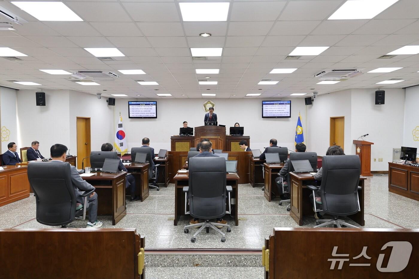 산청군의회 제309회 임시회 제5차 본회의가 14일 본회의장에서 열리고 있다&#40;군의회 제공. 재판매 및 DB금지&#41;.