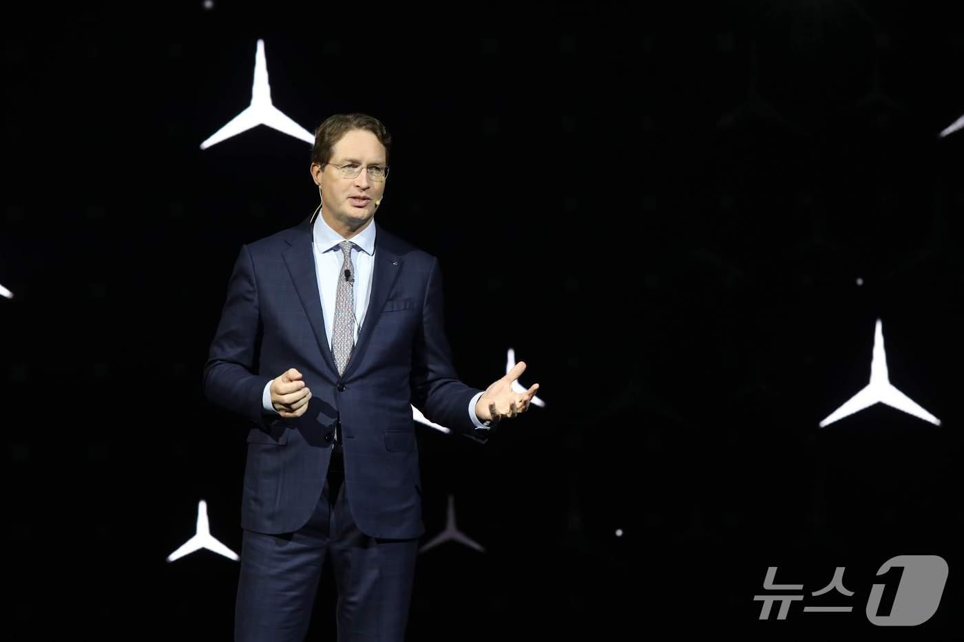 올라 칼레니우스 메르세데스-벤츠 그룹 회장이 14일 인천 파라다이스시티에서 열린 &#39;벤츠 미래 전략 간담회&#39;에서 발언하고 있다&#40;메르세데스-벤츠 코리아 제공&#41;. 2025.11.14.