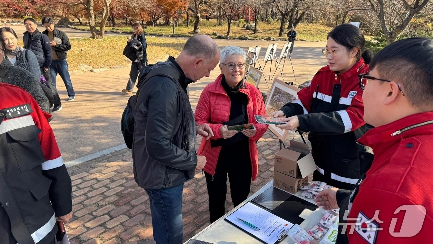 14일 설악산 국립공원 일대에서 진행된 동부산림청 산불 예방 캠페인.&#40;동부산림청 제공, 재판매 및 DB 금지&#41; 2025.11.14/뉴스1