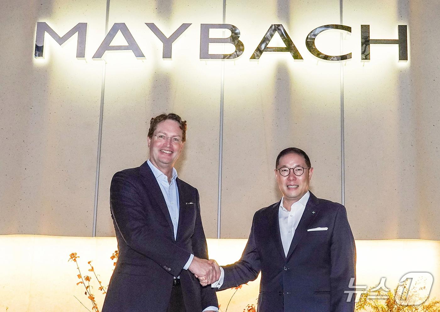 조현상 HS효성 부회장&#40;오른쪽&#41;과 올라 칼레니우스 메르세데스-벤츠 그룹 이사회 의장 겸 CEO&#40;왼쪽&#41;가 13일 서울 강남구 마이바흐 브랜드센터 서울에서 기념촬영을 하고 있다.&#40;HS효성 제공&#41;