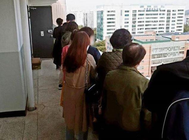 본문 이미지 - 지난 2020년 전세난 당시 서울 가양동의 한 아파트 단지에 임차인들이 전세 매물을 보기 위해 집 앞에서 길게 줄을 서 있는 모습.&#40;온라인 커뮤니티 제공&#41;.뉴스1 ⓒ News1