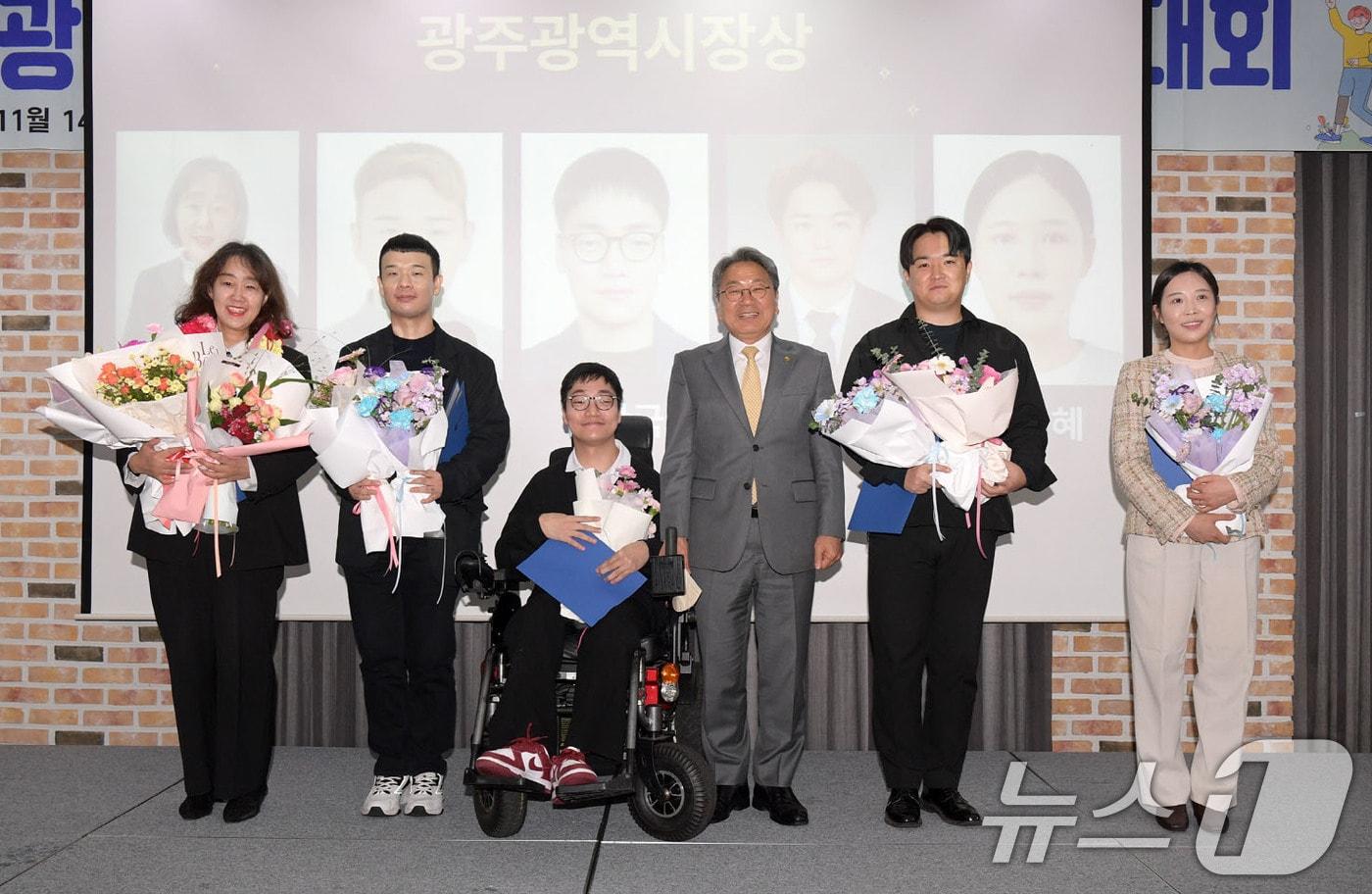 강기정 광주시장이 14일 오전 홀리데이인호텔에서 열린 장애인 자립생활 증진대회에 참석해 유공자 표창을 한 후 수상자들과 함께 기념촬영을 하고 있다.&#40;광주시 제공. 재판매 및 DB 금지&#41; 2025.11.14/뉴스1 ⓒ News1 박준배 기자