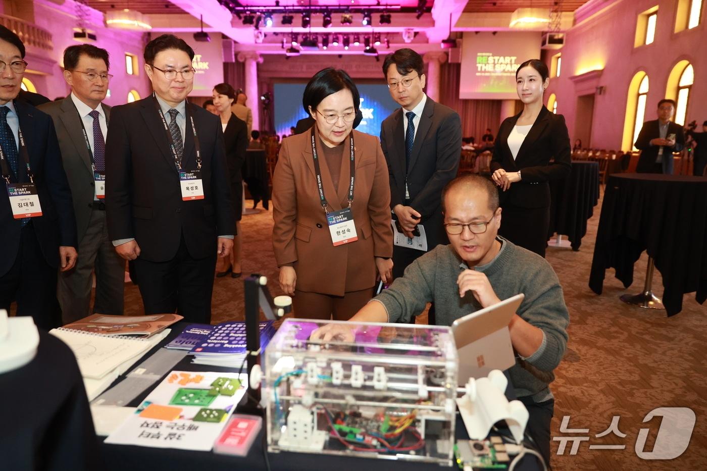 한성숙 중소벤처기업부 장관이 14일 서울 강남구 라움아트센터에서 열린 &#39;2025 재도전의 날&#39;에서 현장을 둘러보고 있다.&#40;중소벤처기업부 제공&#41;