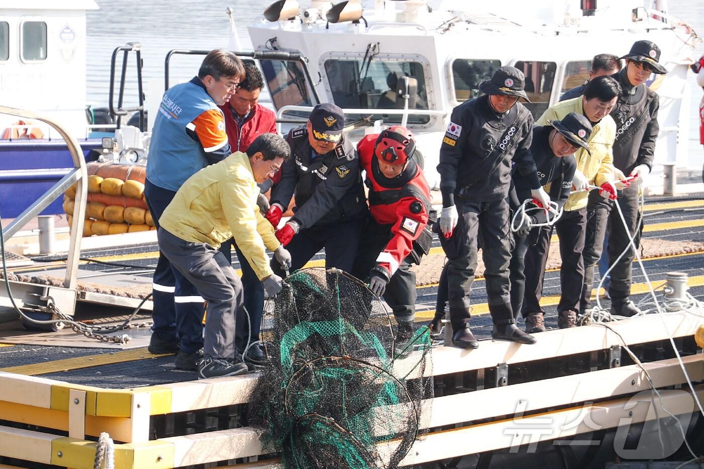 포스코클린오션봉사단과 정인화 광양시장이 14일 중마일반부두 일대에서 해양쓰레기를 수거하고 있다. &#40;광양시 제공. 재판매 및 DB금지&#41; ⓒ News1