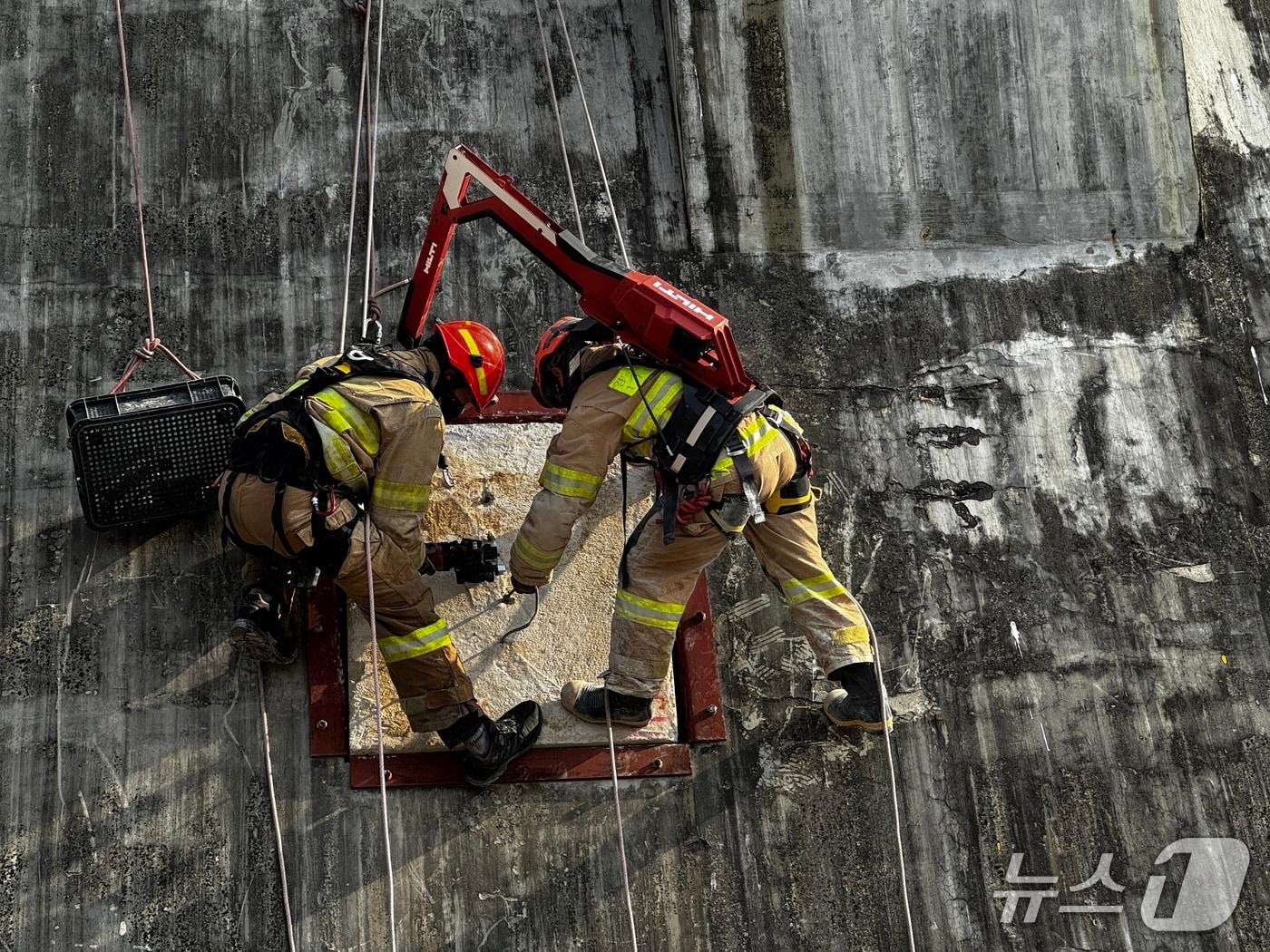 본문 이미지 - 경기도소방학교 '도시탐색구조' 교육. (경기도소방재난본부 제공. 재판매 및 DB 금지) 2025.11.14/뉴스1
